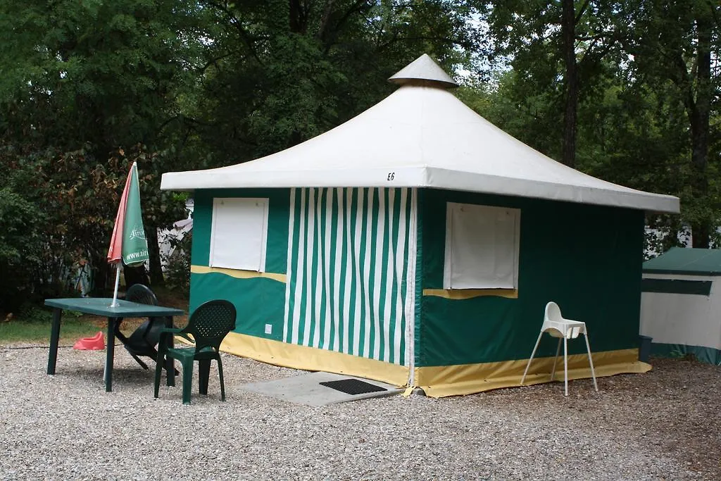 **** Campsite Le Camping Des 3 Lacs Belmont-Tramonet France